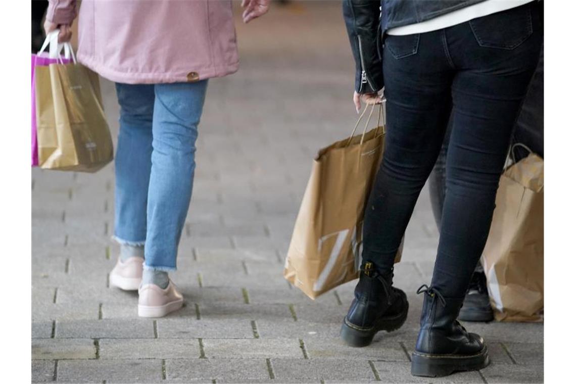 Sorge und Zuversicht: Weihnachtserwartungen im Einzelhandel Passanten gehen in der Innenstadt einkaufen. Der Handelsverband Nord informiert über den Handel im Jahr 2021 und zu Erwartungen zum Weihnachtsgeschäft. Foto: Marcus Brandt/dpa