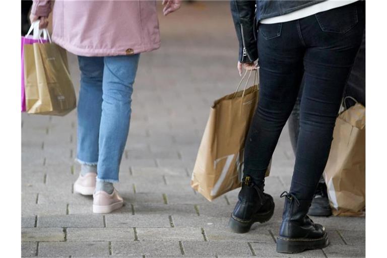 Passanten gehen in der Innenstadt einkaufen. Der Handelsverband Nord informiert über den Handel im Jahr 2021 und zu Erwartungen zum Weihnachtsgeschäft. Foto: Marcus Brandt/dpa