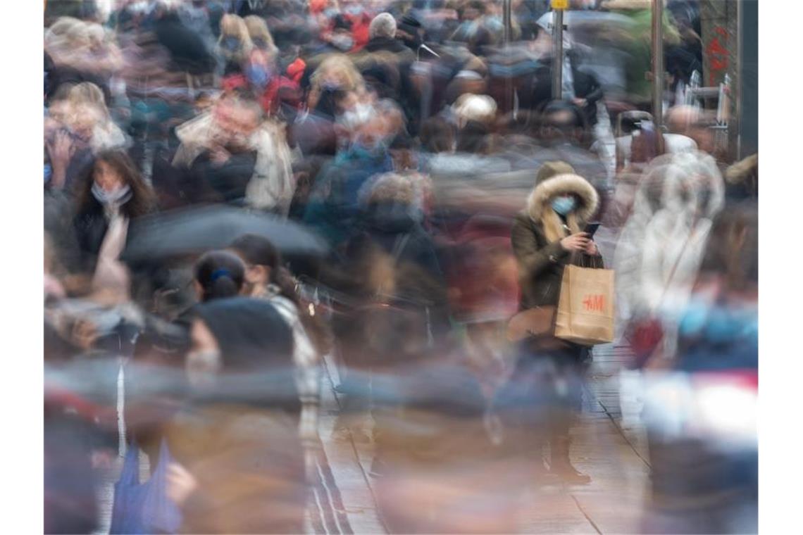 Passanten gehen in der Stuttgarter Innenstadt durch die Fußgängerzone (Wischeffekt durch Langzeitbelichtung). Foto: Sebastian Gollnow/dpa