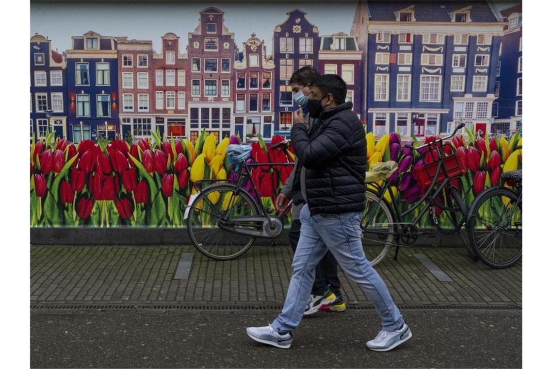 Lockdown-Protest: Cafés und Läden in Niederlanden öffnen Passanten in Amsterdam. Foto: Peter Dejong/AP/dpa
