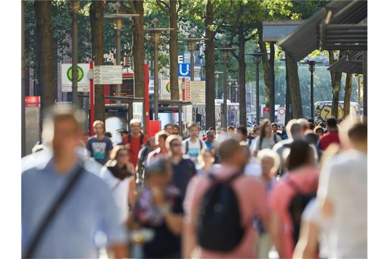 Passanten in der Hamburger Innenstadt: 2021 steht in Deutschland die nächste Volkszählung an. Foto: Georg Wendt/Illustration