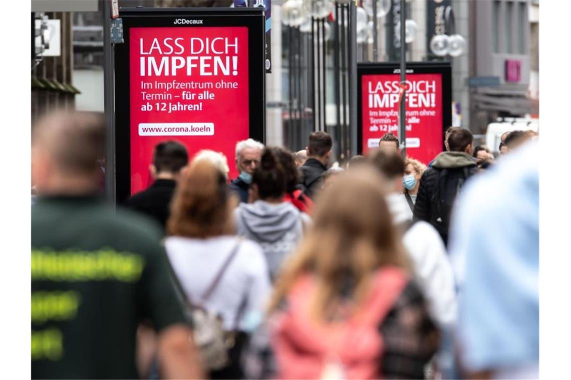 Vierte Corona-Welle trifft vor allem die Jüngeren Passanten in der Kölner Innenstadt. Foto: Marius Becker/dpa