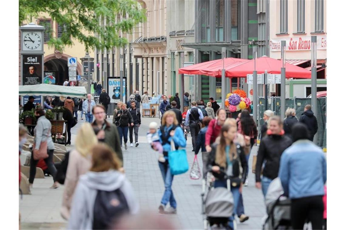 Länder finden bei Corona-Regeln keine Linie Passanten in der Leipziger Innenstadt: Auch Sachsens Staatsregierung denkt über weitgehende Lockerungen nach. Foto: Jan Woitas/dpa-Zentralbild/dpa