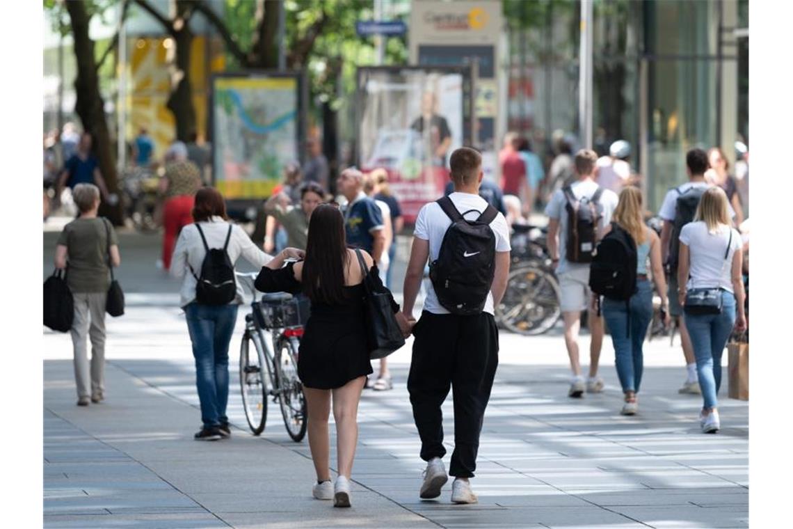 Passanten in einer Einkaufsstraße in Dresden. Allmählich kehren die Kunden in die Läden zurück. Foto: Sebastian Kahnert/dpa-Zentralbild/dpa