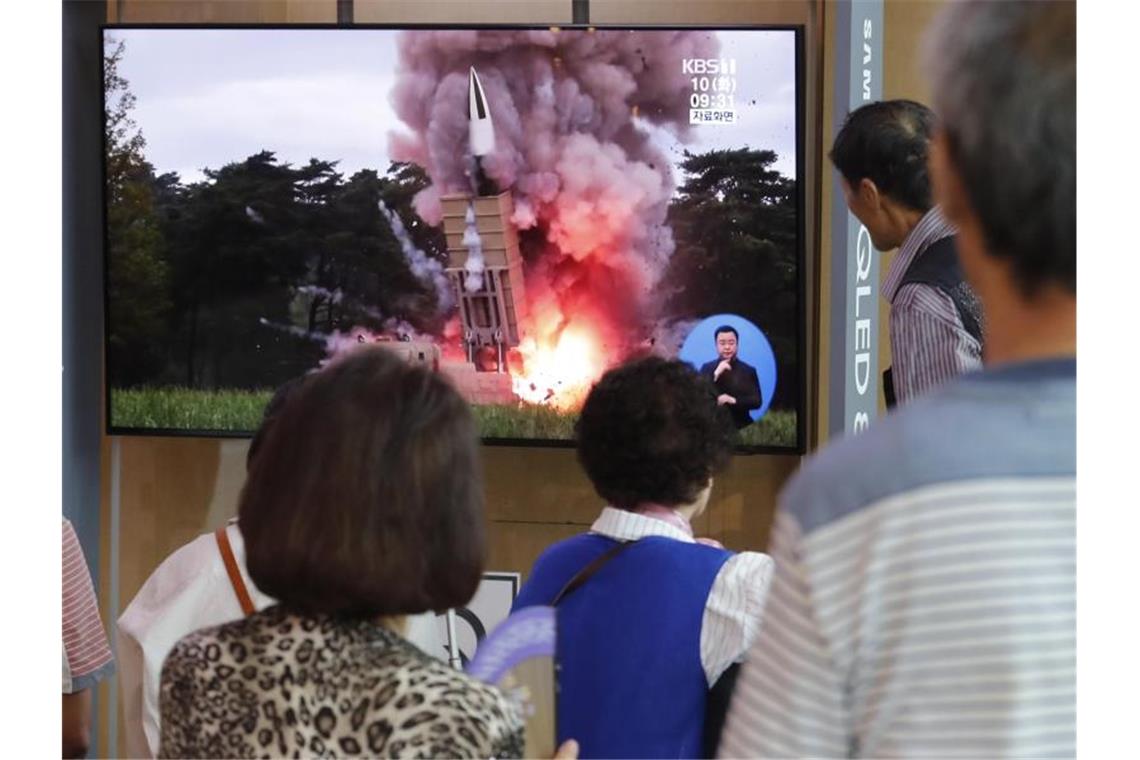 Passanten in Seoul schauen auf einem Fernseher einem Raketenstart Nordkoreas während einer Nachrichtensendung zu. Nordkorea hat einem Bericht zufolge erneut einen Waffentest unternommen. Foto: Ahn Young-Joon/AP