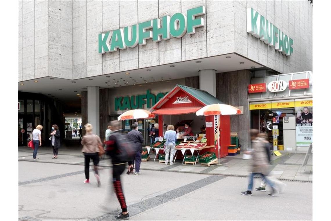 Karstadt-Kaufhof-Filialen werden im Südwesten geschlossen Passanten laufen an einer Filiale des Kaufhauses Kaufhof in Stuttgart Bad-Cannstatt vorbei. Foto: Felix Schröder/dpa