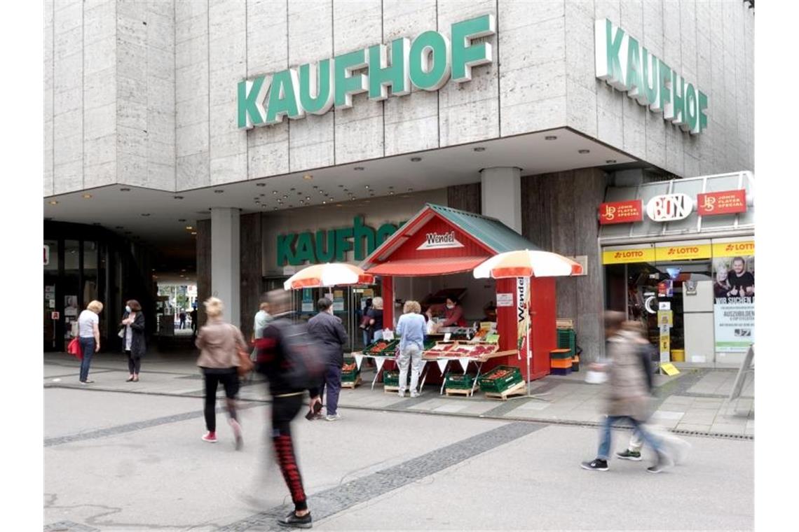 Passanten laufen an einer Filiale des Kaufhauses Kaufhof in Stuttgart Bad-Cannstatt vorbei. Foto: Felix Schröder/dpa