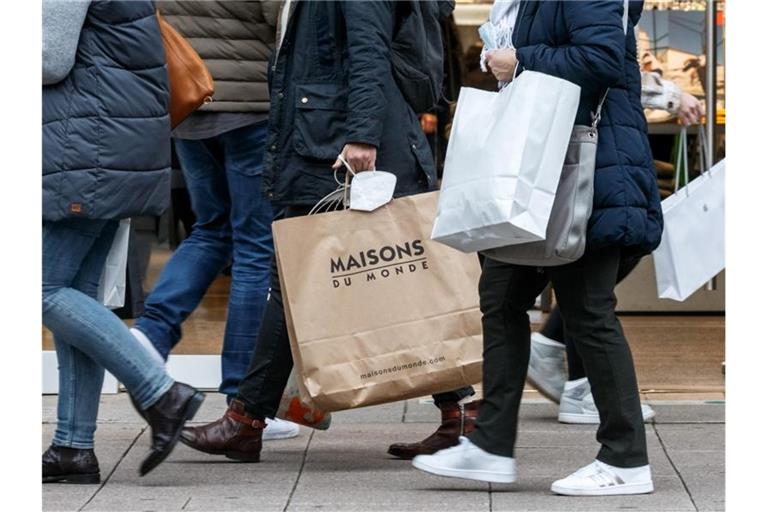 Passanten mit Einkaufstaschen in der Hamburger Innenstadt. Foto: Markus Scholz/dpa