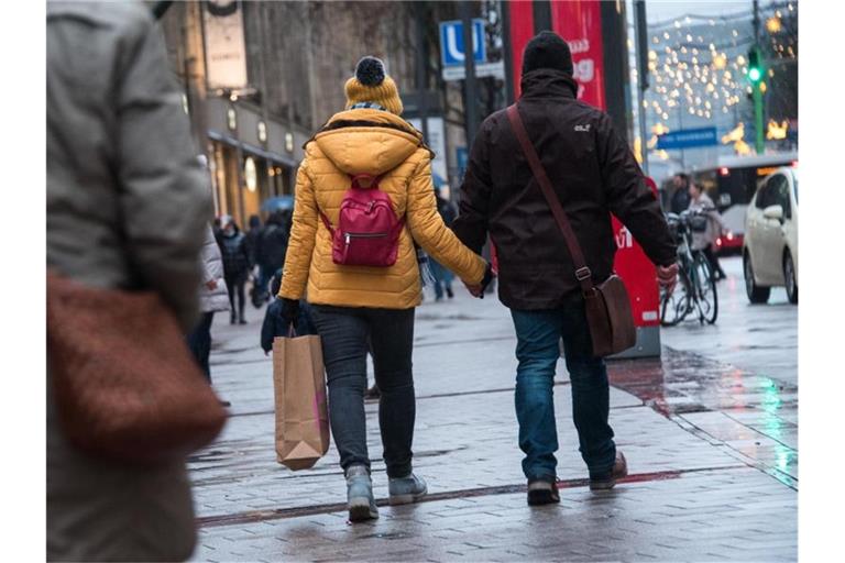 Passanten mit Einkaufstüten in der Innenstadt von Hamburg. Foto: Daniel Bockwoldt/dpa