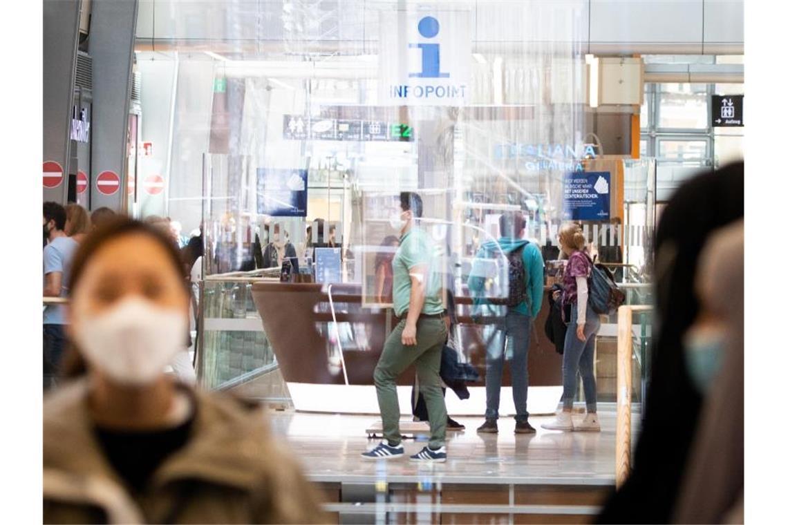 Einzelhandel erwartet coronabedingte lange Durststrecke Passanten sind mit Mundschutz und nach geltenden Abstandsregeln in der „Europapassage“ in Hamburg unterwegs. Foto: Christian Charisius/dpa