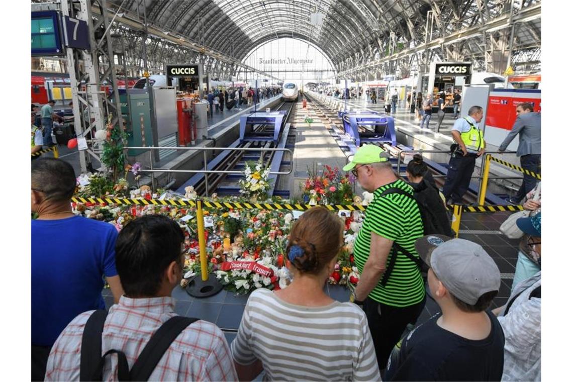Der Verdächtige: Zuverlässig, unauffällig - psychisch krank Passanten stehen am Gleis 7 des Frankfurter Hauptbahnhofs vor einem Meer aus Blumen und Kuscheltieren. Foto: Arne Dedert