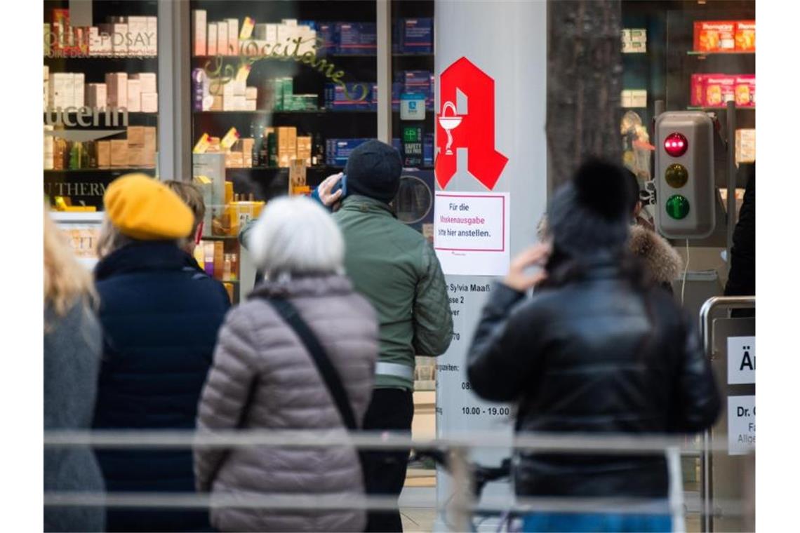 Andrang auf Digital-Impfnachweise in Apotheken Passanten stehen Schlange vor einer Apotheke. Der von Apotheken ausgestellte digitale Impfnachweis ist eine freiwillige Ergänzung des weiter gültigen gelben Impfheftes aus Papier. Foto: Julian Stratenschulte/dpa