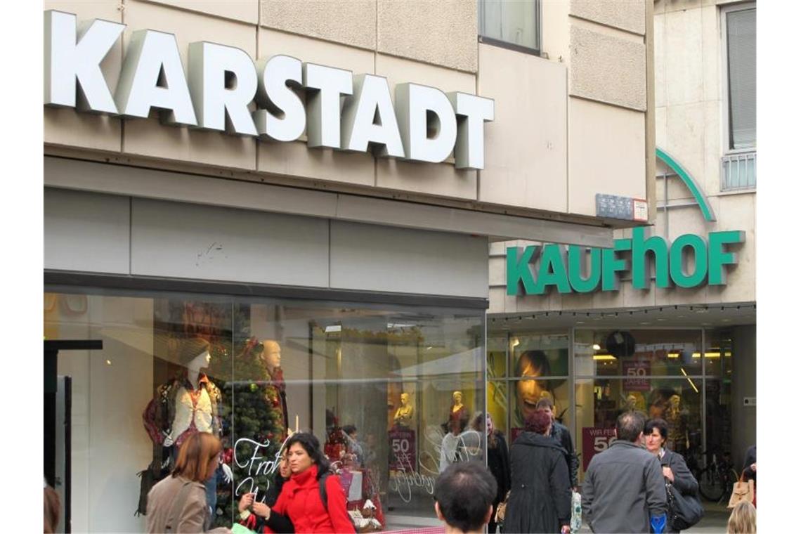 Passaten gehen an Filialen der Warenhausketten Karstadt und Kaufhof vorbei. D. Foto: Birgit Reichert/dpa