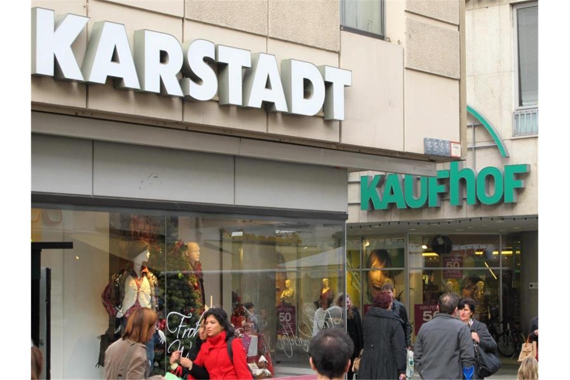 Galeria Karstadt Kaufhof rettet sich unter Schutzschirm Passaten gehen an Filialen der Warenhausketten Karstadt und Kaufhof vorbei. D. Foto: Birgit Reichert/dpa