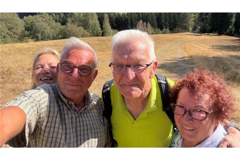 Passen alle aufs Selfie? Thomas Strobl und Winfried Kretschmann waren gemeinsam mit ihren Frauen wandern.