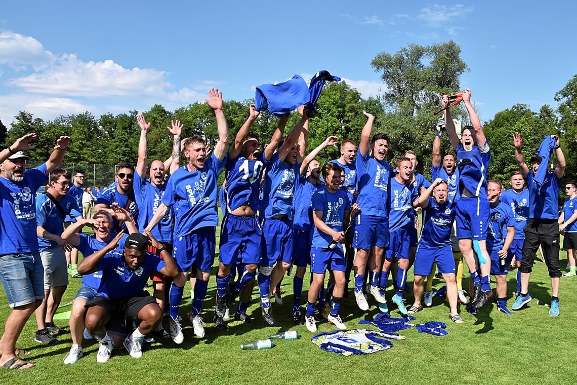 Spvgg Kleinaspach/Allmersbach triumphiert im Herzschlagfinale Passend zum 75. Geburtstag des Vereins bejubelte die Mannschaft um Trainer Markus Gentner (rechts) den bisher größten Erfolg in der Geschichte der Spielvereinigung. Foto: Tobias Sellmaier
