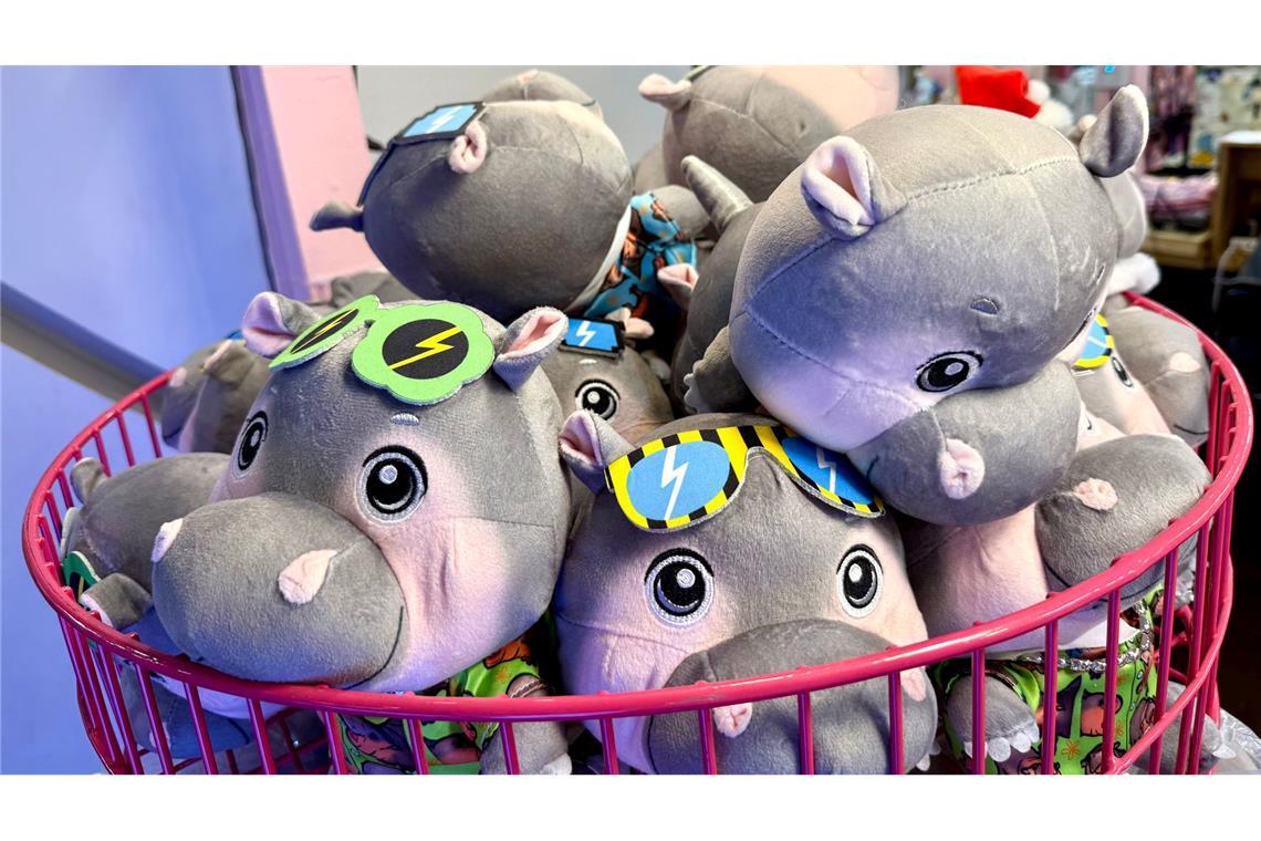 Hype in Thailand: Hippo-Mädchen Moo Deng feiert Geburtstag Passend zum Geburtstag stehen wieder überall Moo-Deng-Souvenirs zum Verkauf.