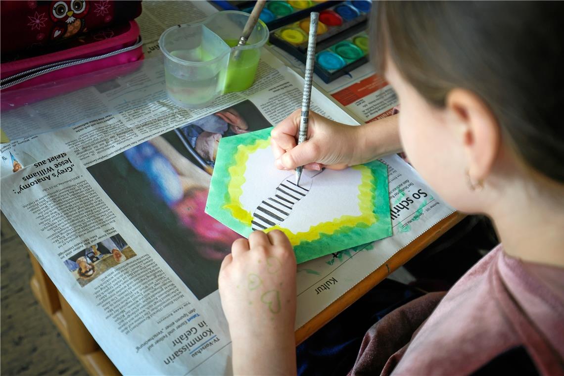 Das Kunstprojekt „Peace with Bees“ in Unterweissach ist Bienen gewidmet Passend zum Thema Biene gestalten die Kinder Kunstwerke in Wabenform.