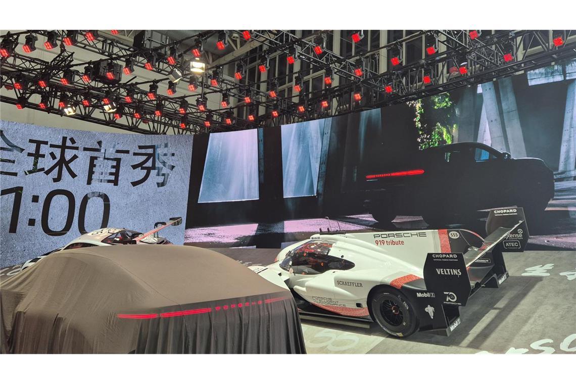 Passend zum Thema Rennen: Porsche feiert auf der Auto China 75 Jahre Motorsport – und stellt zu diesem Anlass zum einen den 919 Hybrid Evo aus – ein Rundenrekordhalter. Mit diesem Modell sicherte sich Rennfahrer Timo Bernhard 2018 eine neue Bestzeit auf der Nürburgring-Nordschleife. Das Carraciola Karussell, eine Steilkurve dieser Strecke, will Porsche bei seinem Bühnenbild nachahmen.