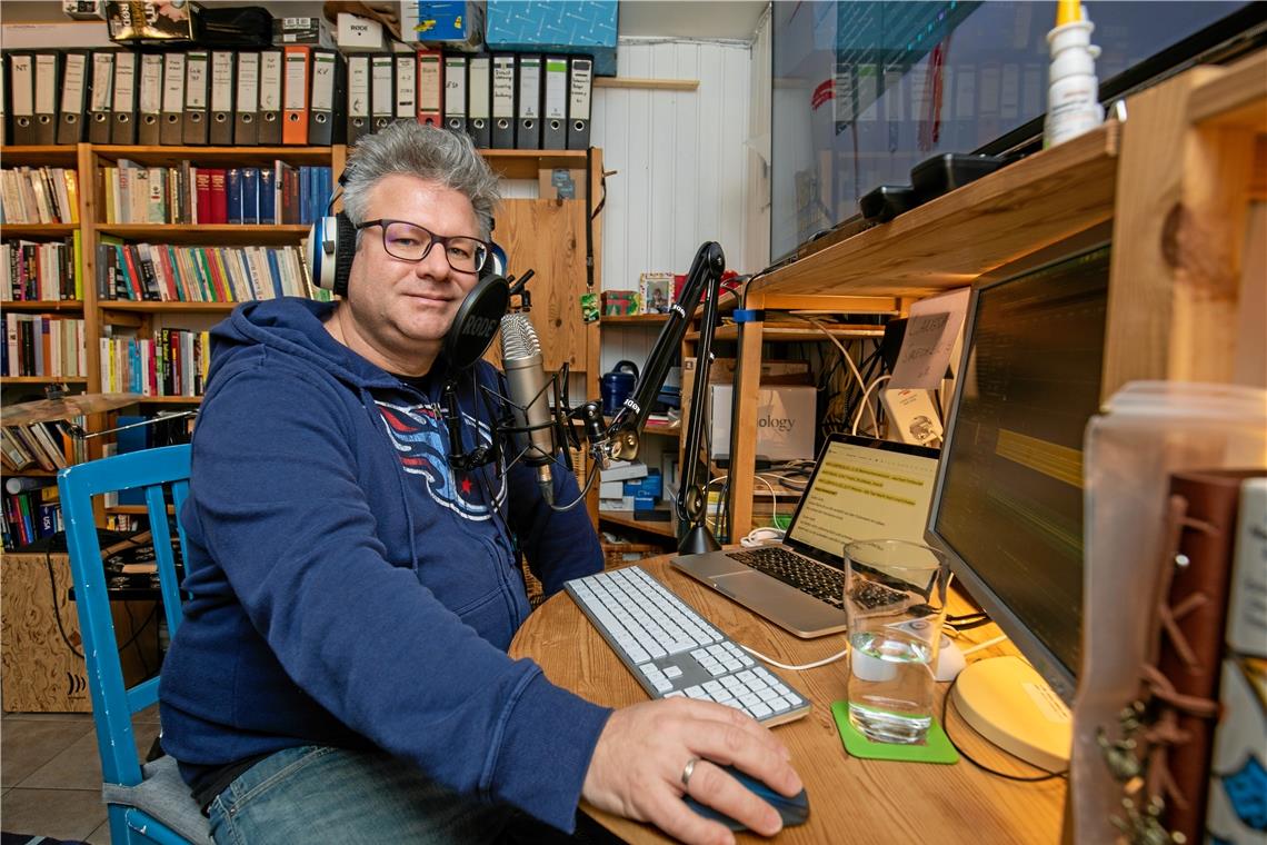 Christliches Nahekommen in neuer Form Pastor Alexander von Wascinski nimmt den nächsten Radiogottesdienst der Evangelisch-Methodistischen Kirche auf. Foto: A. Becher