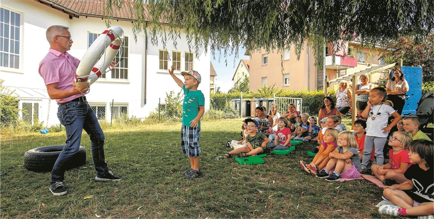 Kindergartenneubau nimmt Konturen an Pastor Lutz Heidebrecht kommt mit dem Rettungsring zu den Kindern vom Kindergarten Sachsenweiler. In den Räumen der benachbarten Mennonitengemeinde und in der nahe gelegenen Schule haben die beiden Kita-Gruppen – Bienen und Schmetterlinge – für die Dauer der Bauarbeiten ein Ausweichquartier bekommen. Fotos: A. Becher