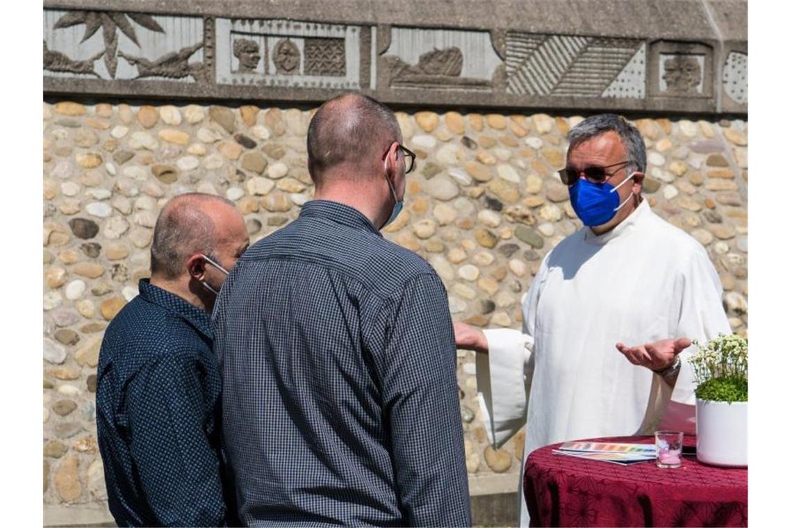 Segnung von homosexuellen Paaren als Protest gegen Rom Pastoralreferent Norbert Kasper (r) segnet das gleichgeschlechtliche Paar Jürgen und Jürgen. Foto: Benedikt Spether/dpa
