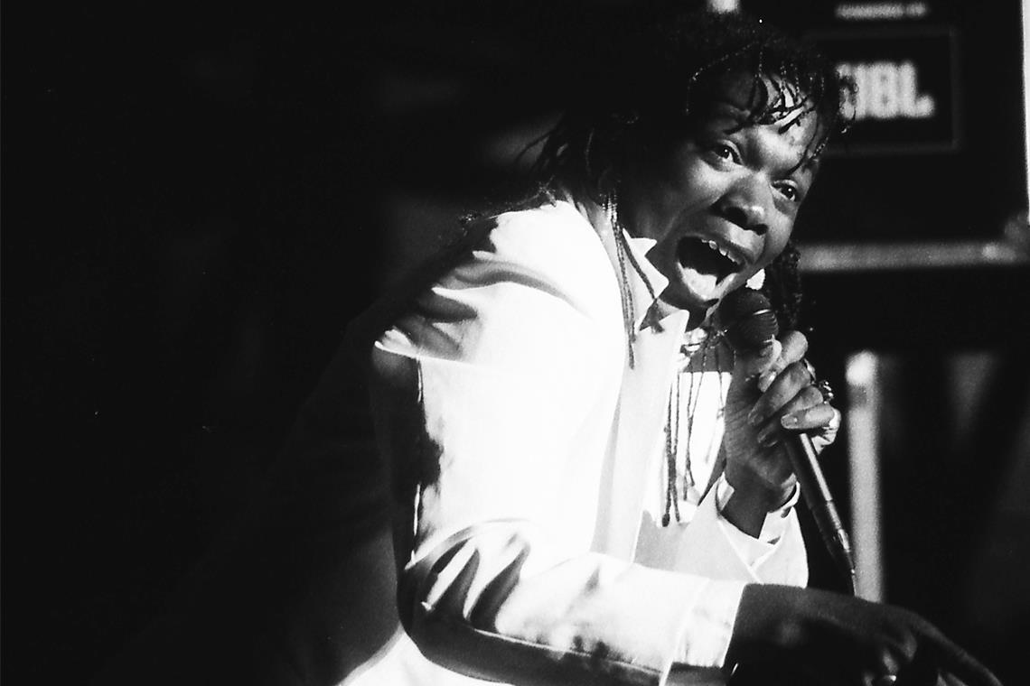 Als Wolfgang Dauner auf dem Backnanger Straßenfest ein Klavier zertrümmerte Pastorin und Sängerin Maxine Howard begeisterte 1988 mit Gospels.