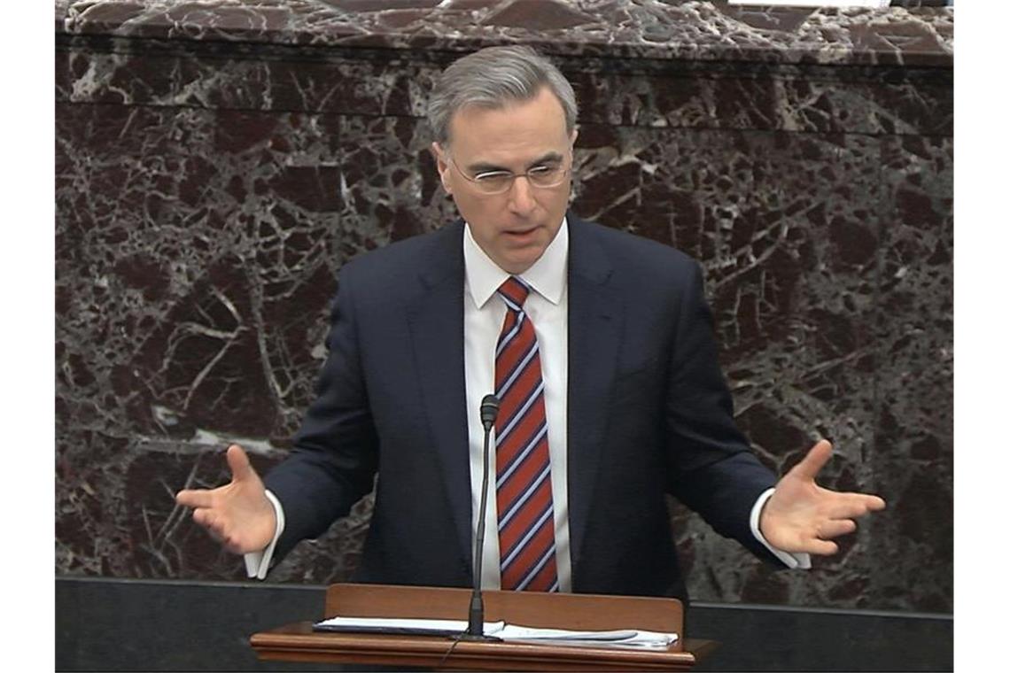 Pat Cipollone, Rechtsberater des Weißen Hauses und Leiter des Verteidigerteams, spricht im US-Senat. Foto: -/Senate Television/AP/dpa