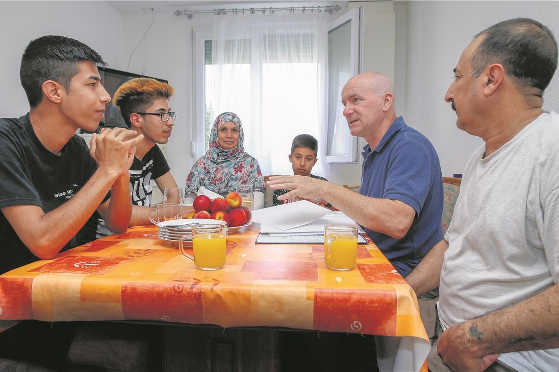Engagement und Zivilcourage Pate David Walker vom Arbeitskreis Integration Weissach im Tal hilft Geflüchteten bei bürokratischen Anliegen. Foto: A. Becher
