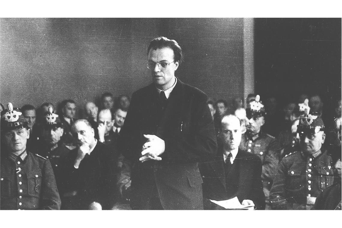 Der Jesuit Alfred Delp wird in Plötzensee von den Nazis ermordet Pater Alfred Delp im Januar 1945 vor dem Volksgerichtshof in Berlin-Plötzensee. (Aufnahmedatum unbekannt).