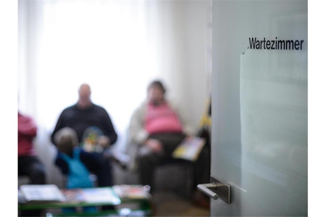 Patienten im Wartezimmer einer Arztpraxis. Foto: Sina Schuldt