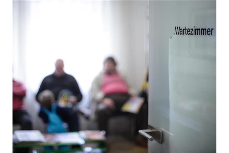 Patienten im Wartezimmer einer Arztpraxis. Foto: Sina Schuldt