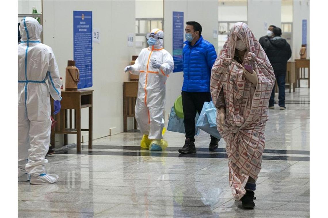 Patienten und Personal in einem Krankenhaus in Wuhan. Foto: Uncredited/CHINATOPIX/AP/dpa