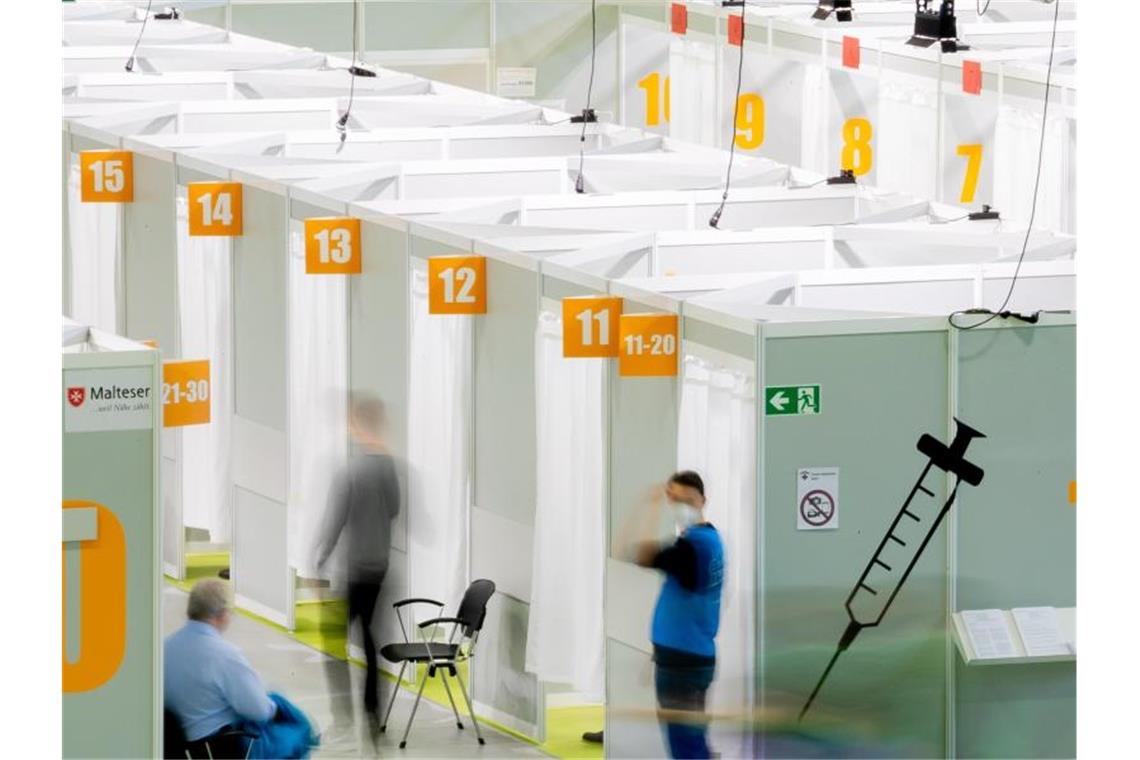 Experte: Deutsche Pandemie-Übung 2007 zu wenig genutzt Patienten warten im Corona-Impfzentrum Messe Berlin auf die Impfung mit dem Biontech-Pfizer Impfstoff. Der Koordinator der letzten großen bundesweiten Pandemie-Übung 2007 beklagt eine unzureichende Umsetzung der damaligen Erkenntnisse in der heutigen Corona-Krise. Foto: Christoph Soeder/dpa