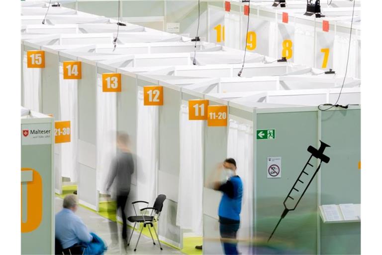 Patienten warten im Corona-Impfzentrum Messe Berlin auf die Impfung mit dem Biontech-Pfizer Impfstoff. Der Koordinator der letzten großen bundesweiten Pandemie-Übung 2007 beklagt eine unzureichende Umsetzung der damaligen Erkenntnisse in der heutigen Corona-Krise. Foto: Christoph Soeder/dpa