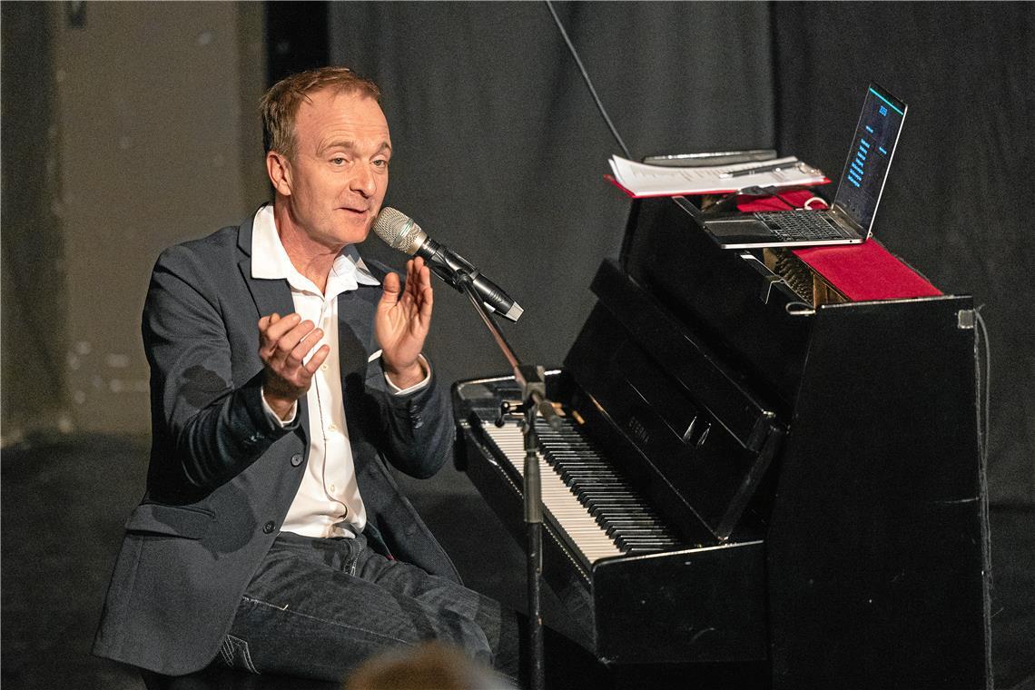 Patrick Bopp animierte die Besucherinnen und Besucher im Bandhaus-Theater zum Mitsingen. Foto: Alexander Becher