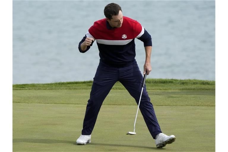 Patrick Cantlay vom Team USA reagiert nach seinem Putt am dritten Loch. Foto: Charlie Neibergall/AP/dpa