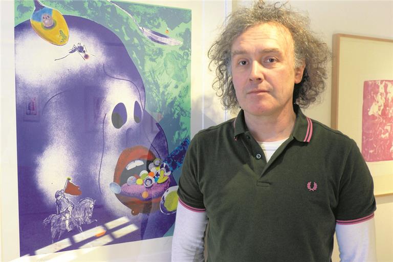 Patrick Fauck vor dem Siebdruck mit dem Titel „Placebo“. Foto: P. Wolf