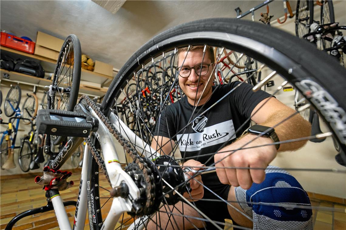 Von klein auf ein begeisterter Schrauber Patrick Fleischmann kümmert sich in „seinem Reich“ um die Räder der Radballer des RSV Waldrems. Foto: Alexander Becher