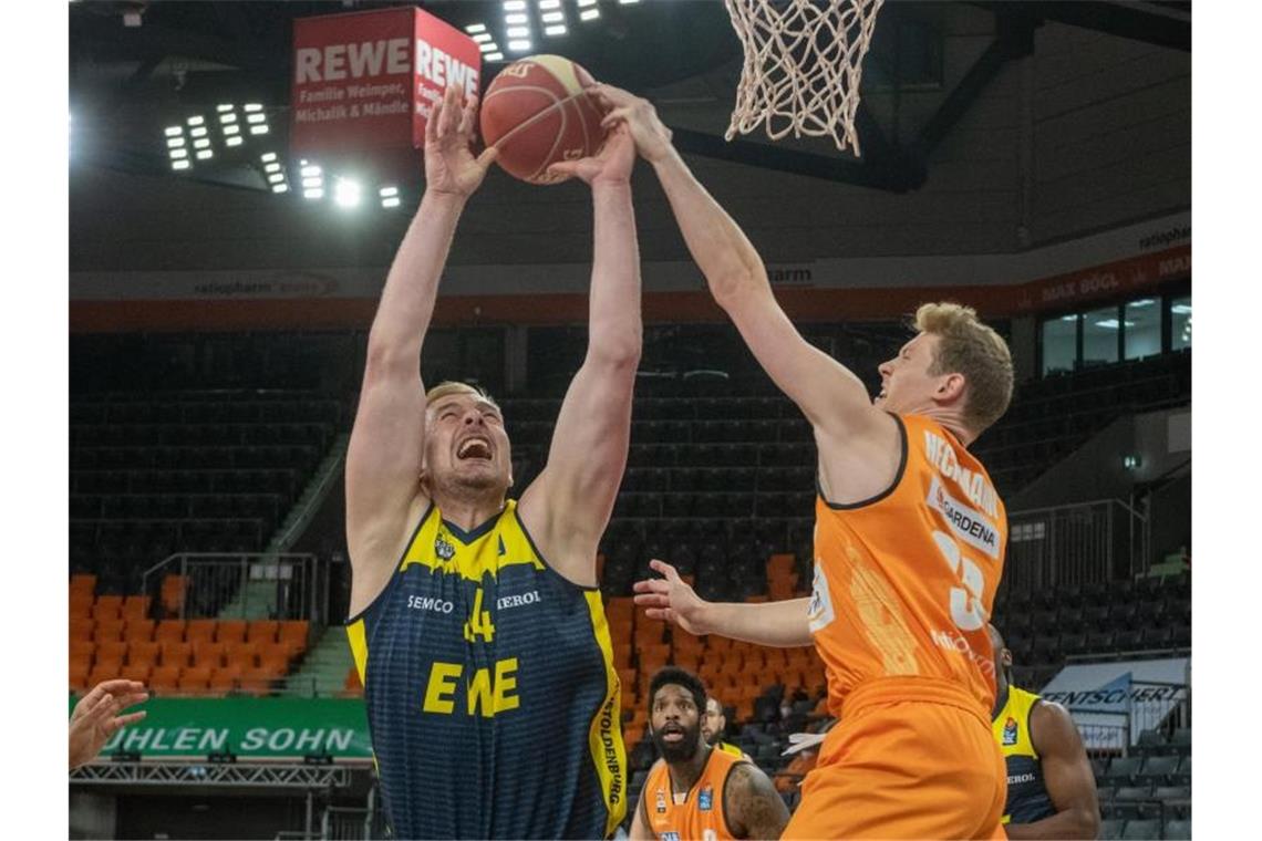 Sieg gegen Oldenburg: Ulm erreicht Playoff-Halbfinale Patrick Heckmann (r) setzte sich mit Ulm gegen Oldenburg mit Rasid Mahalbasic kämpfen um den Baldurch. Foto: Stefan Puchner/dpa