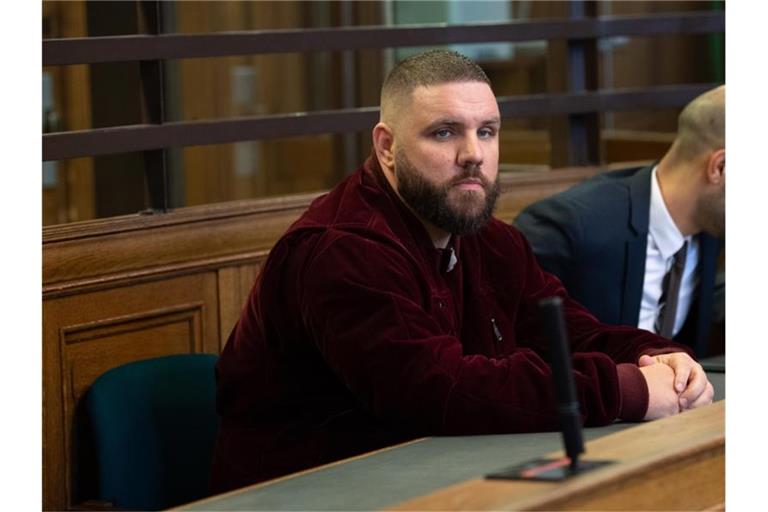 Patrick Losensky alias Fler auf der Anklagebank in einem Berliner Amtsgericht. Foto: Paul Zinken/dpa