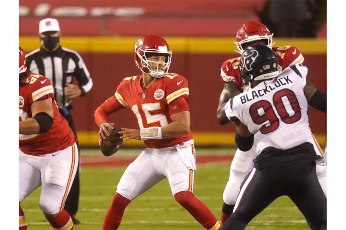 Souveräner Kansas-Sieg und Buh-Rufe bei NFL-Saisonstart Patrick Mahomes (M) startete mit den Kansas City Chiefs erfolgreich in die neue NFL-Saison. Foto: Charlie Riedel/AP/dpa