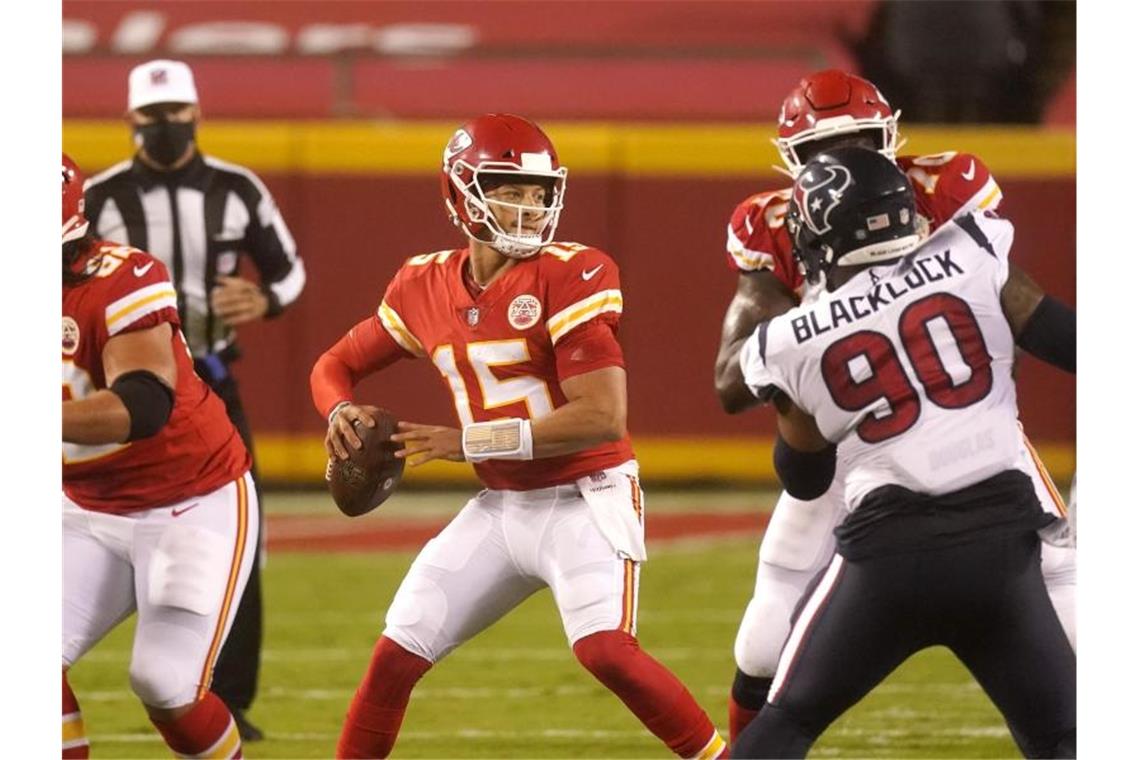 Patrick Mahomes (M) startete mit den Kansas City Chiefs erfolgreich in die neue NFL-Saison. Foto: Charlie Riedel/AP/dpa