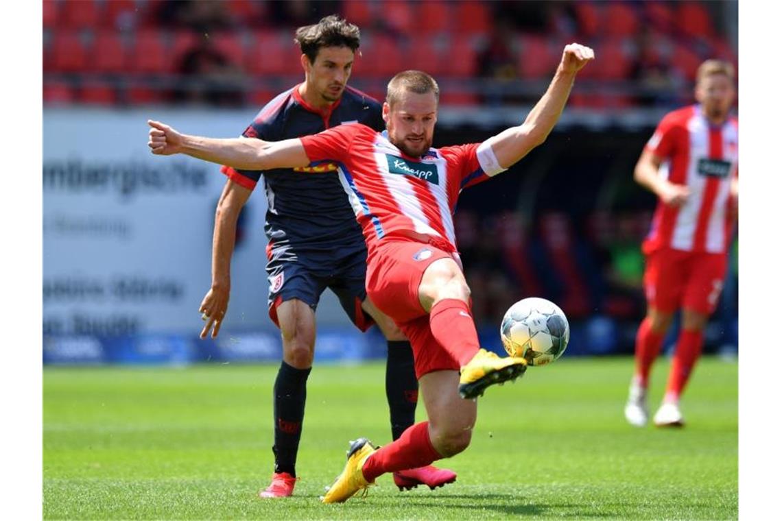 Heidenheim hält weiter Anschluss - Nürnberg verliert Derby Patrick Mainka (l) vom 1. FC Heidenheim behauptet den Ball gegen den Regensburger Sebastian Stolze. Foto: Sebastian Widmann/getty/pool/dpa