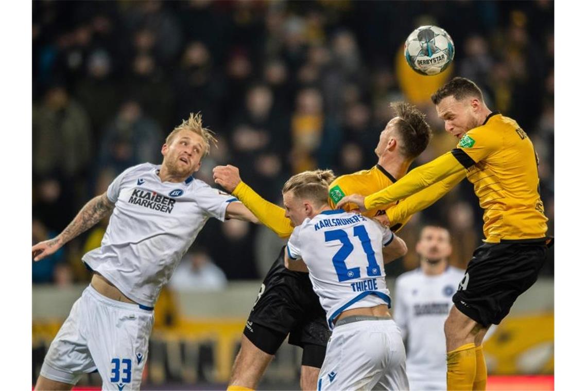 Karlsruher SC verliert in Dresden Patrick Schmidt (r.) und Florian Ballas (2.v.r.) gegen Philipp Hofmann (l.) und Marco Thiede. Foto: Robert Michael/dpa-Zentralbild/dpa