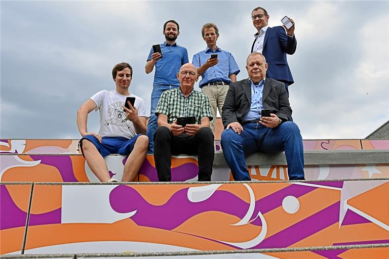 Patrick Schwarz (von links), Timo Haible, Ratsmitglied Willy Härtner, Konrad Panzlaff, Wirtschaftsförderer Reiner Gauger und Oberbürgermeister Maximilian Friedrich testen hier das kostenlose WLAN-Netz mit ihren Handys. Fotos: Tobias Sellmaier