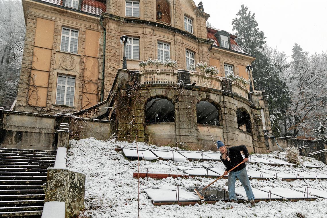 Patrick Siben hat lange gegen die Insolvenz gekämpft. Als zuletzt auch noch der Strom abgeschaltet wurde, versuchte er, das Gebäude mit Fotovoltaikmodulen wenigsten einigermaßen mit Elektrizität zu versorgen. Foto: Stefan Bossow