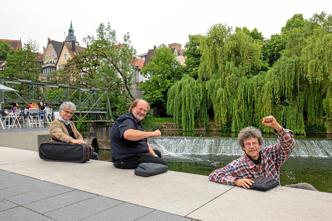 Ansage der Regierung macht Protest unnötig Patrick Siben von den Stuttgarter Salonikern, Andreas Vogel, Oboist unter anderem bei den Ludwigsburger Schlossfestspielen, und Violinist Walter Töws, unter anderem Mitglied der Stuttgarter Saloniker, (von rechts) setzten sich für Konzerte in kleinerem Rahmen unter Beachtung der Coronaschutzregeln ein. Foto: A. Becher