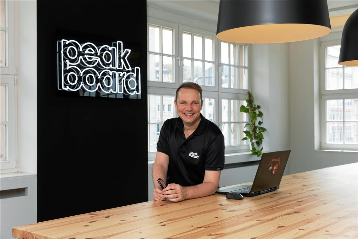 Patrick Theobald in den Räumen seiner Firma Peakboard in Stuttgart. Obwohl der Unternehmer seit mehr als 20 Jahren in der Landeshauptstadt lebt, pflegt er noch viele Kontakte in seiner Heimatstadt Backnang. Foto: Mariusz Rogalski