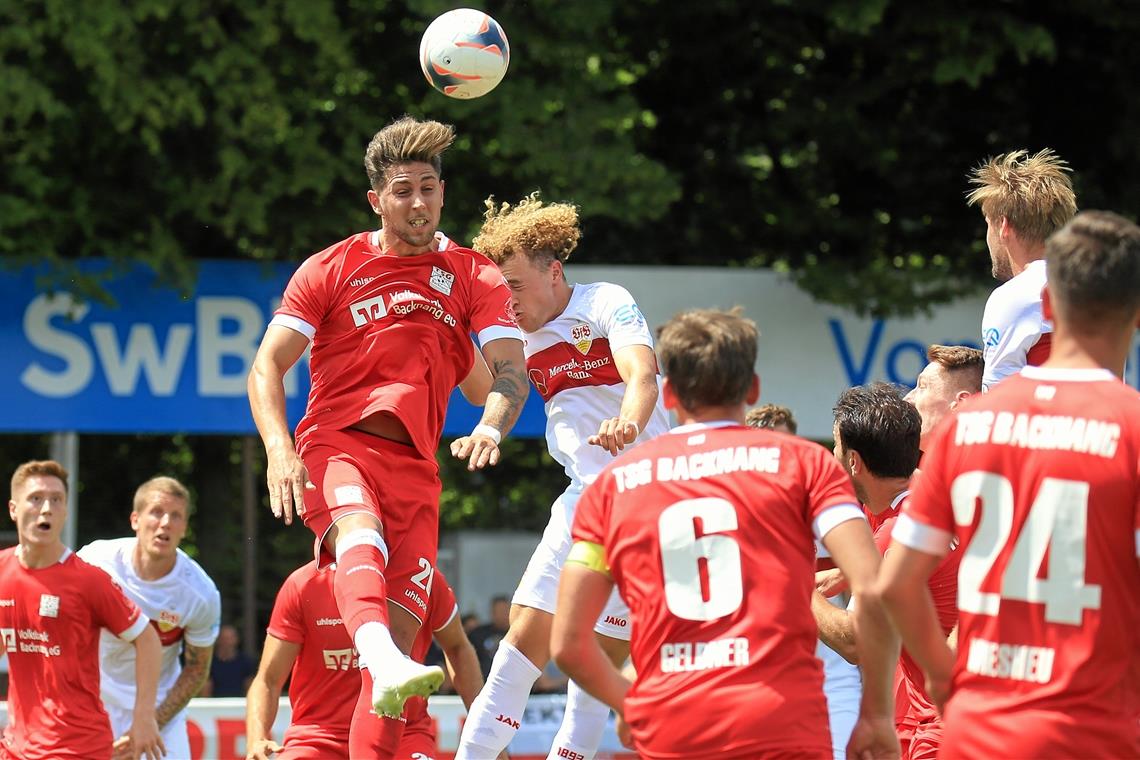 Patrick Tichy (beim Kopfball) war zuletzt angeschlagen, kann aber am Sonntag in Lörrach wieder dabei sein. Foto: A. Becher